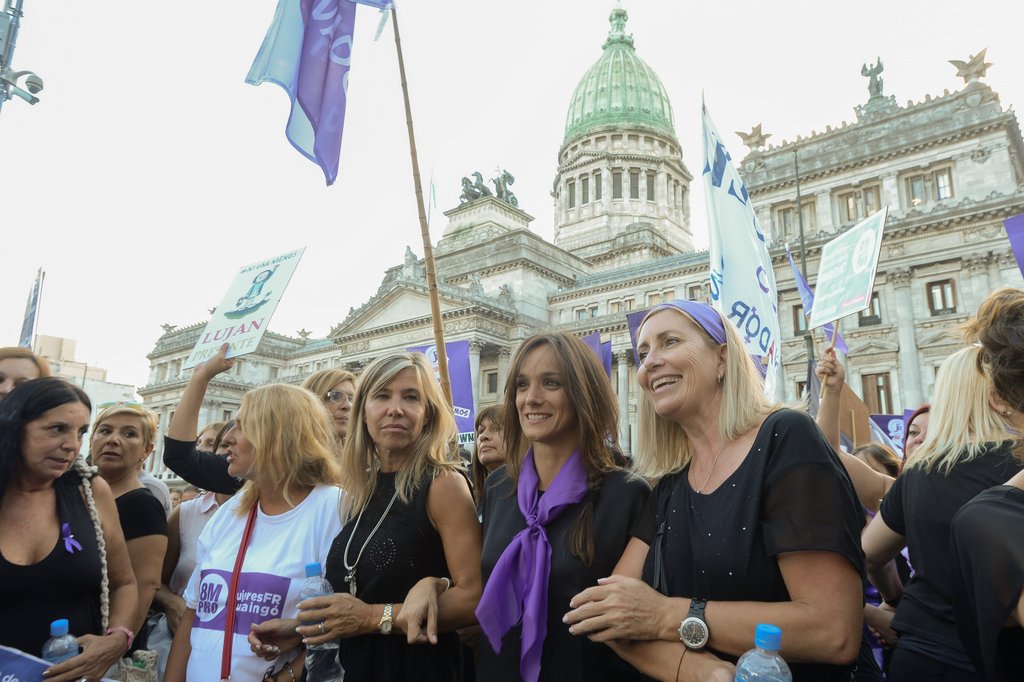 “La falta de políticas públicas oficiales empuja a la pobreza a las mujeres”