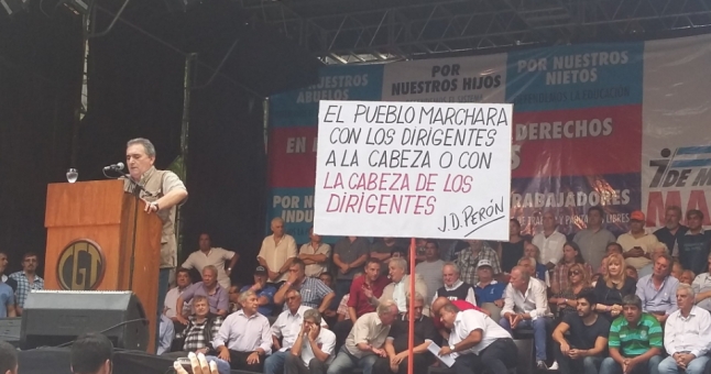 Manifestantes tomaron el escenario de la CGT y exigieron fecha para el paro general