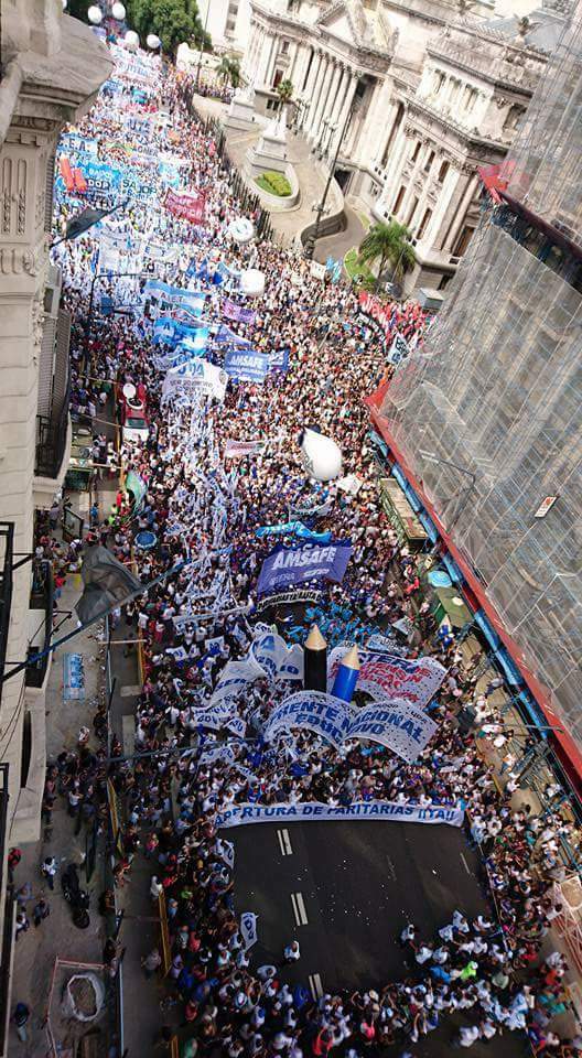 Miles de docentes y gremialistas exigieron en Buenos Aires la apertura de la paritaria nacional