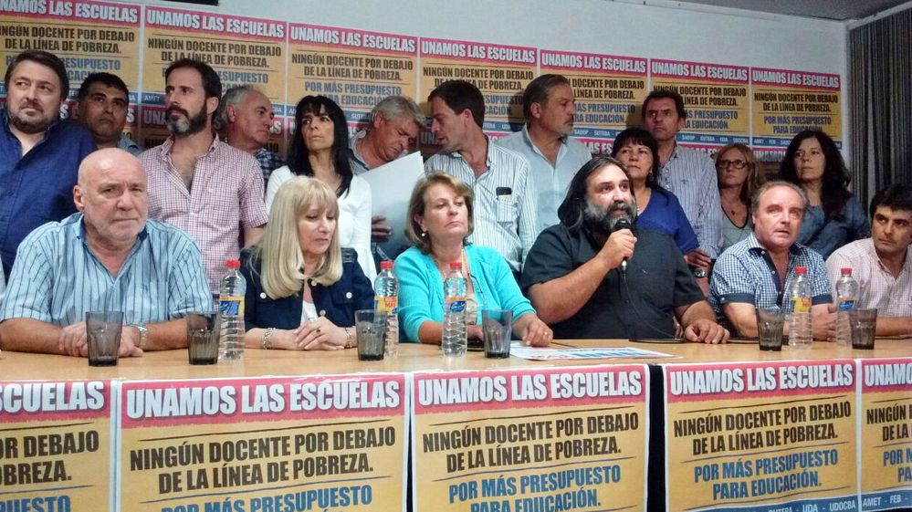 Los gremios docentes bonaerenses extendieron el paro y mañana tampoco habrá clases