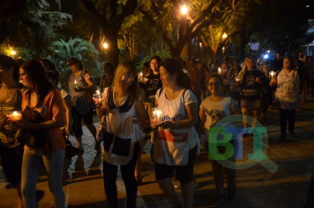 Los docentes realizaron una marcha de antorchas «para iluminar la educación»