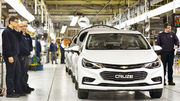 Dos automotrices suspenden a 1000 operarios