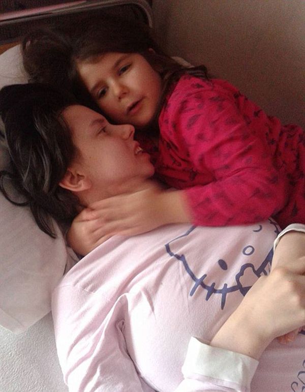 Quedó en coma en el parto de su hija, despertó siete años después y al fin pudo conocerla