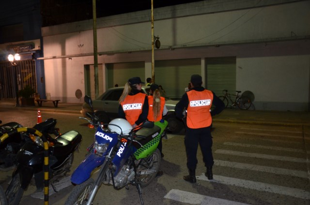 Le secuestraron la moto y los agarró a piedrazos