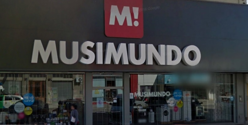 Chocó contra la vidriera de Musimundo y se fue del lugar