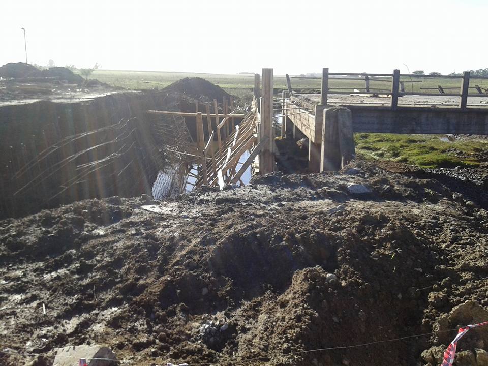 Vialidad trabajó en la reparación del camino del puente de Ruta 41