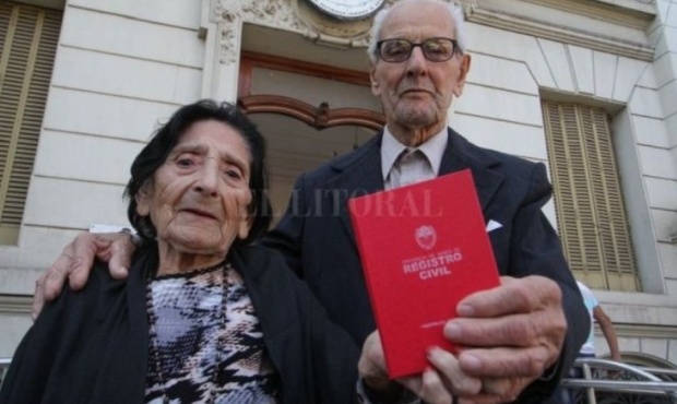 Tienen 93 años y decidieron sellar su amor en el civil