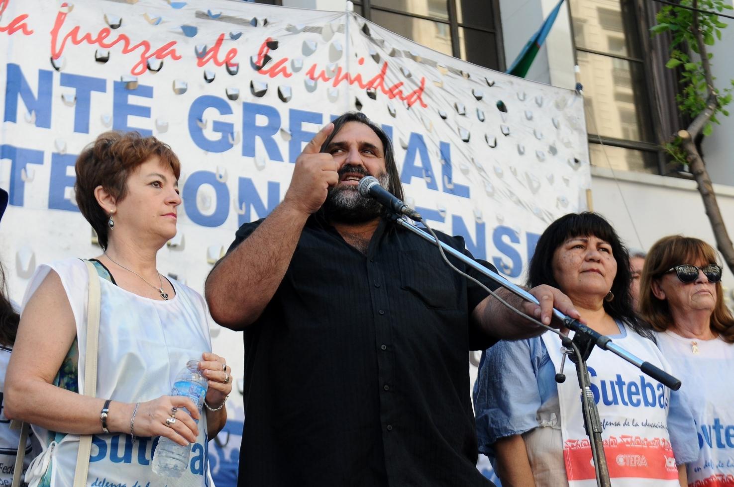 Los seis gremios docentes bonaerenses le piden por carta una audiencia urgente a Vidal