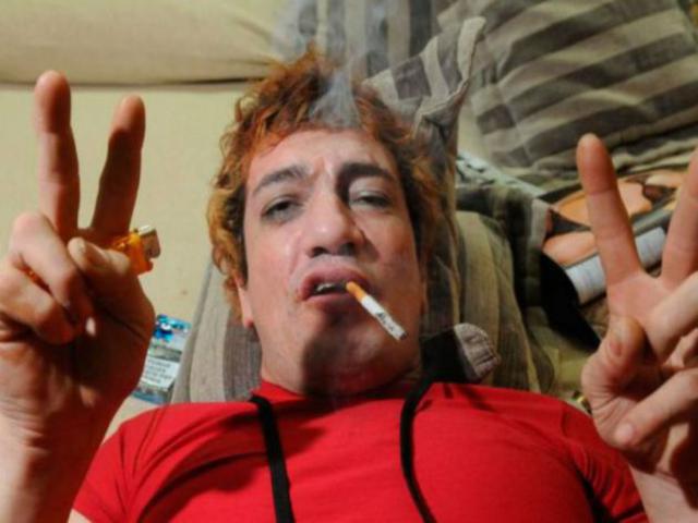 Pity Álvarez chocó con su moto