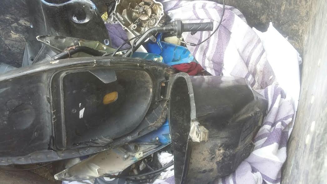 Encuentran partes de motos tiradas