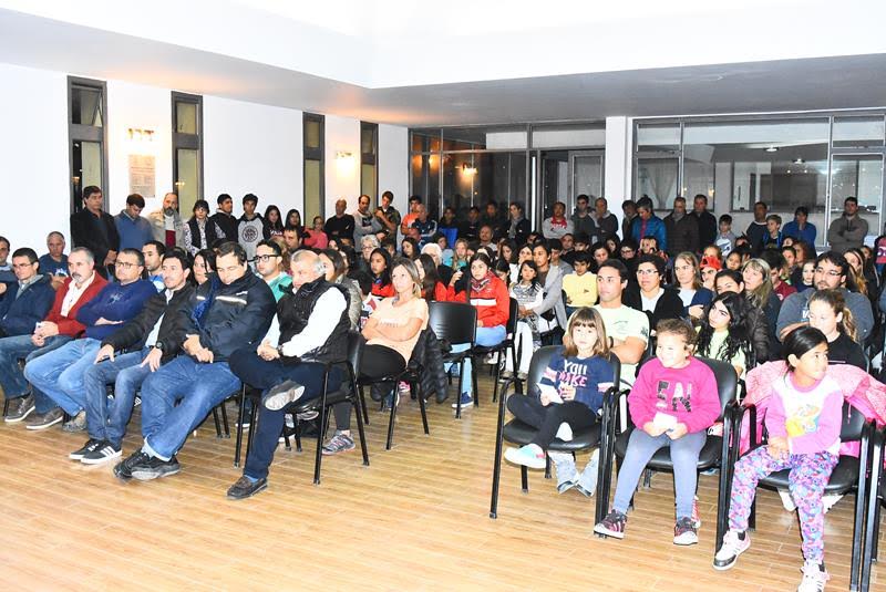 Se entregaron becas a deportistas e instituciones deportivas