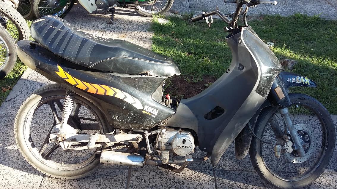 Policía encontró una moto abandonada por un joven en la vía pública