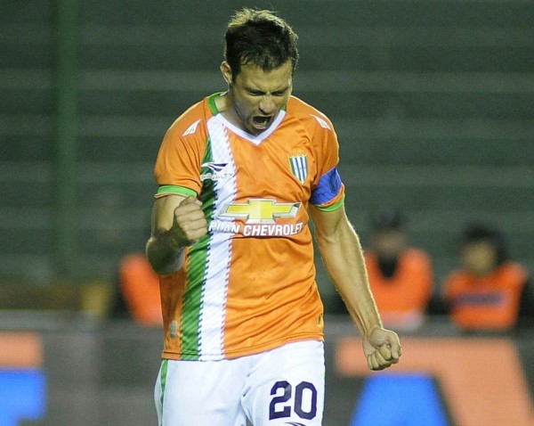 Con dos goles de Darío, Banfield venció a Sarmiento