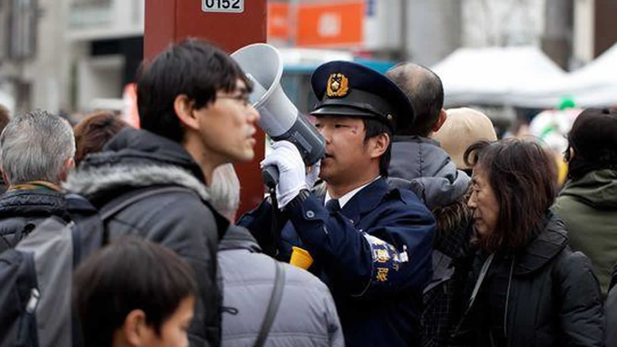 En Japón se acabaron los crímenes y, para tener trabajo, la policía persigue ahora delitos insólitos