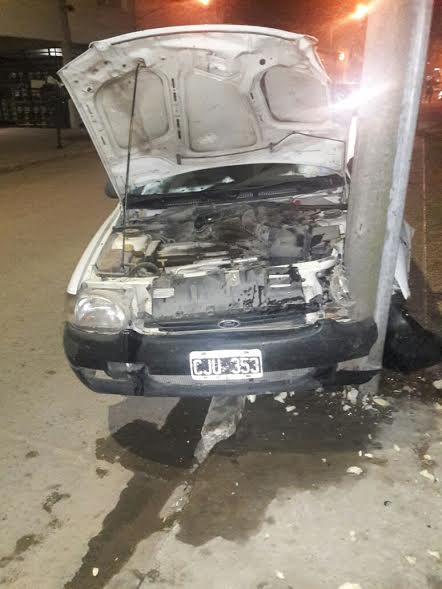 Mujer con su bebe perdió el control del vehículo y chocó contra un poste