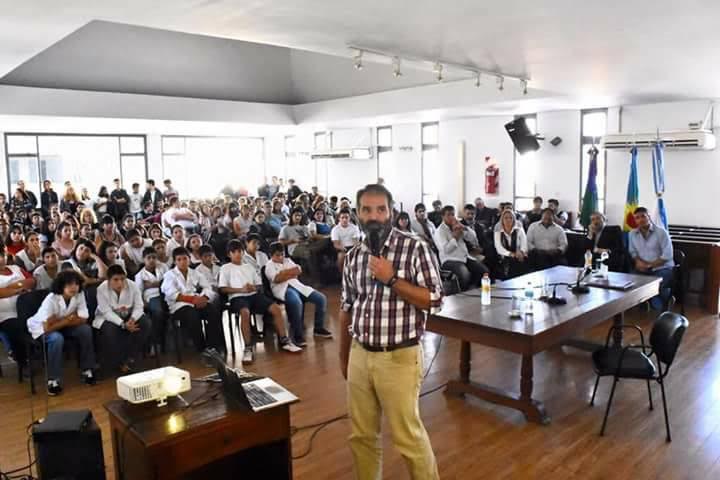 Gran convocatoria de la charla sobre Wikipedia organizada en Baradero por la UNSAdA y la Municipalidad