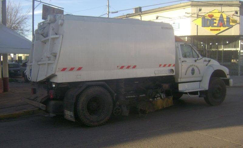 Volvió una noche… Reapareció la barredora municipal