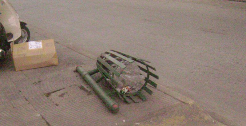 Se espera un milagro. Un canasto yace sobre la vereda desde hace meses