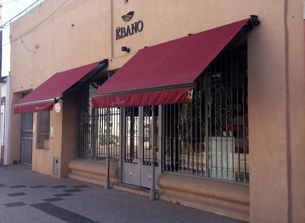 Rompen las vidrieras y roban en un comercio