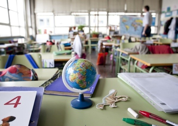 Rechazo unánime de la oposición al decreto que obliga a dictar clases durante los feriados locales