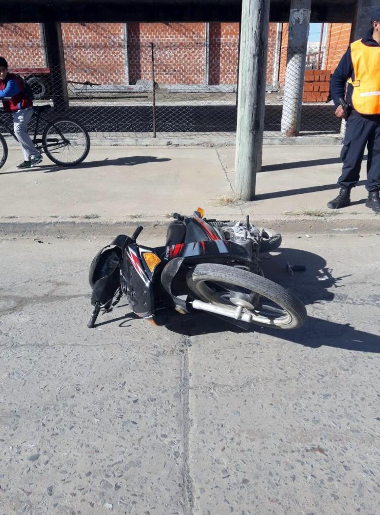 Menor de 14 años en moto chocó contra un auto. El conductor del rodado mayor se fugó