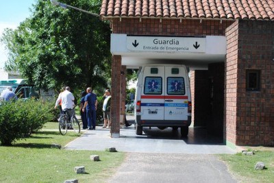 Una mujer en moto se accidentó al chocar con la puerta abierta de un auto