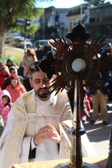 Festejo de Corpus Christi en la Iglesia Santiago Apóstol