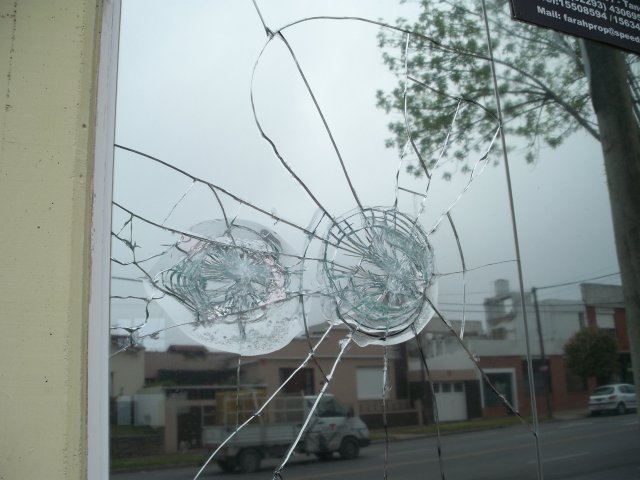 Rompió el vidrio de un comercio de una piña. Fue aprehendido