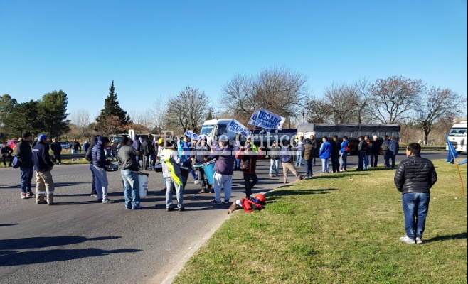 Acampe de los trabajadores en la rotonda de Zárate: “se acabaron los tiempos”