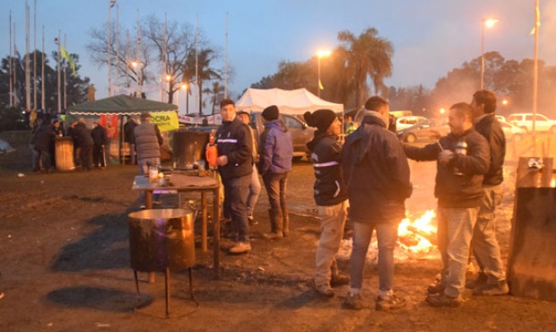 Los trabajadores de la construcción siguen con el plan de lucha en la rotonda de Zárate