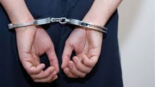 Detienen a un hombre por amenazas, tenencia de armas y daños