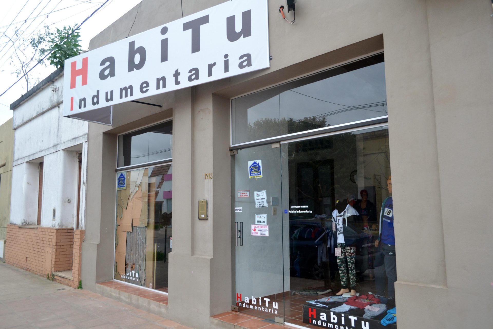 Cuatro ladrones roban una tienda y son aprehendido