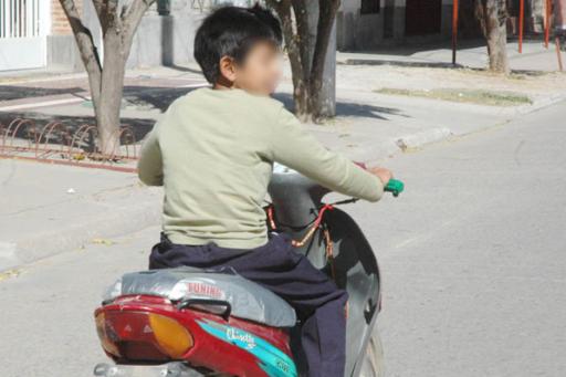 Chocó un auto y una moto manejada por un menor de 13 años