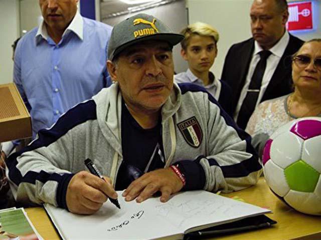 Maradona felicitó a Messi y le reprochó no haber estado invitado a la boda