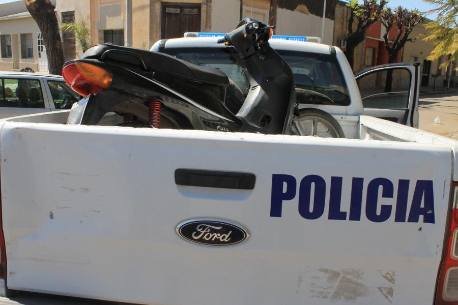 Aprehenden a dos jóvenes que andaban en una moto robada