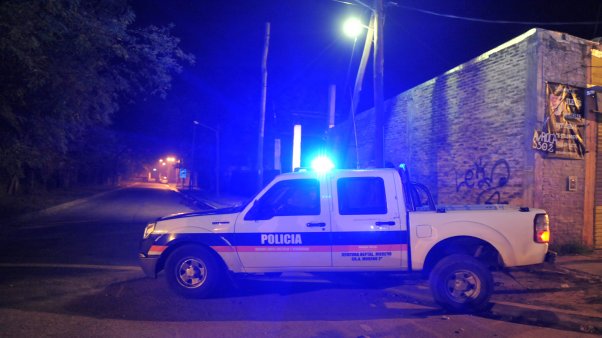 Un hombre mató al perro y amenazó a su pareja con un machete