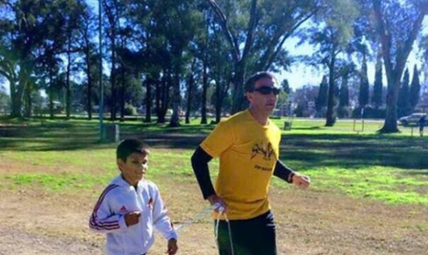 La historia de Mateo Carbajal, el pequeño atleta no vidente que emociona por su fuerza
