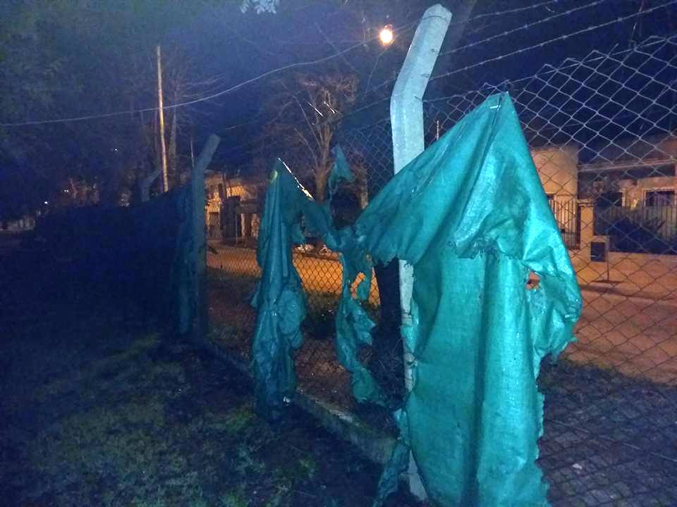 Prenden fuego las lonas de la cancha de Atlético