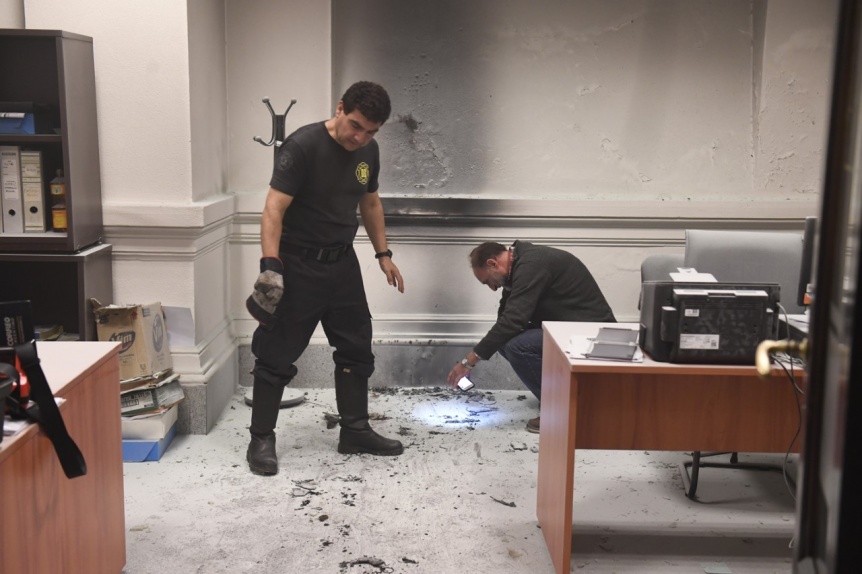 Tensión: fuego y vidrios rotos en el Senado y dos autos incendiados en el ministerio de Seguridad