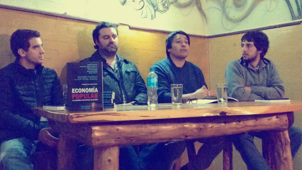 Erroz junto a los autores presentaron en Baradero el libro «Economía Popular»