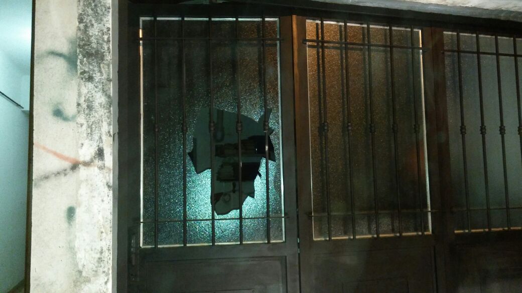 Le rompen los vidrios del garaje a un vecino