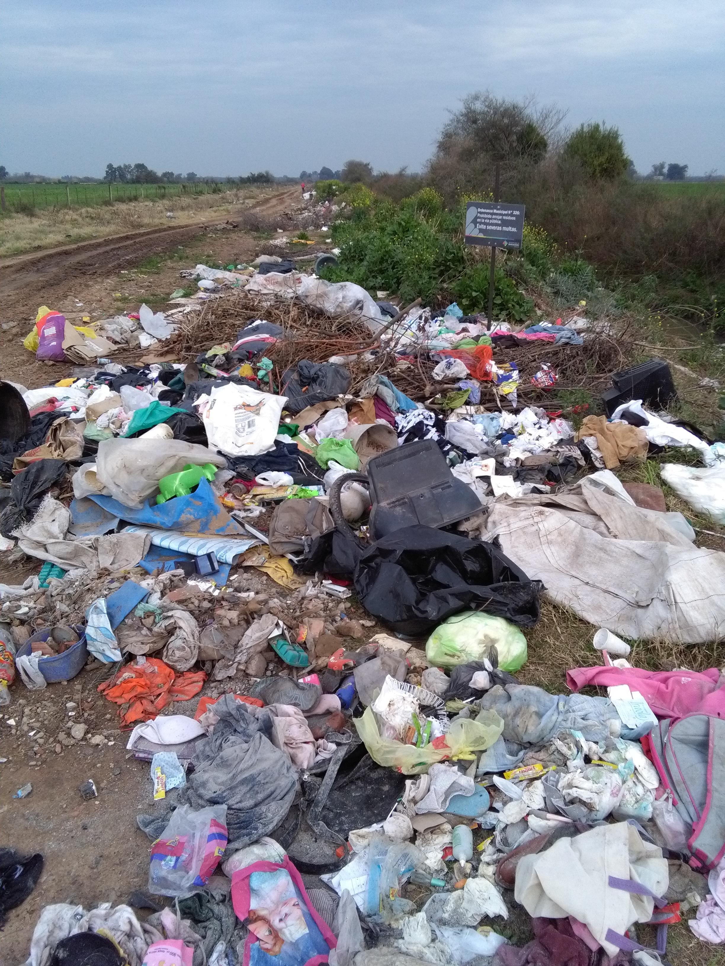 Para atrás. Este basural clandestino sigue creciendo