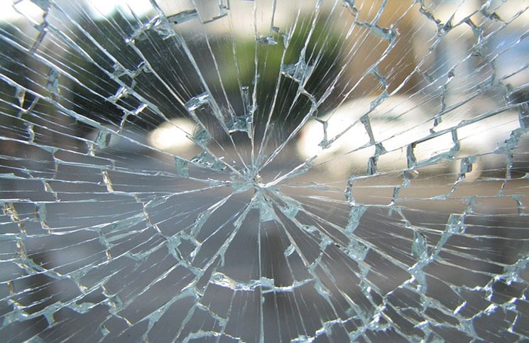 Le rompen el vidrio de la ventana a una vecina