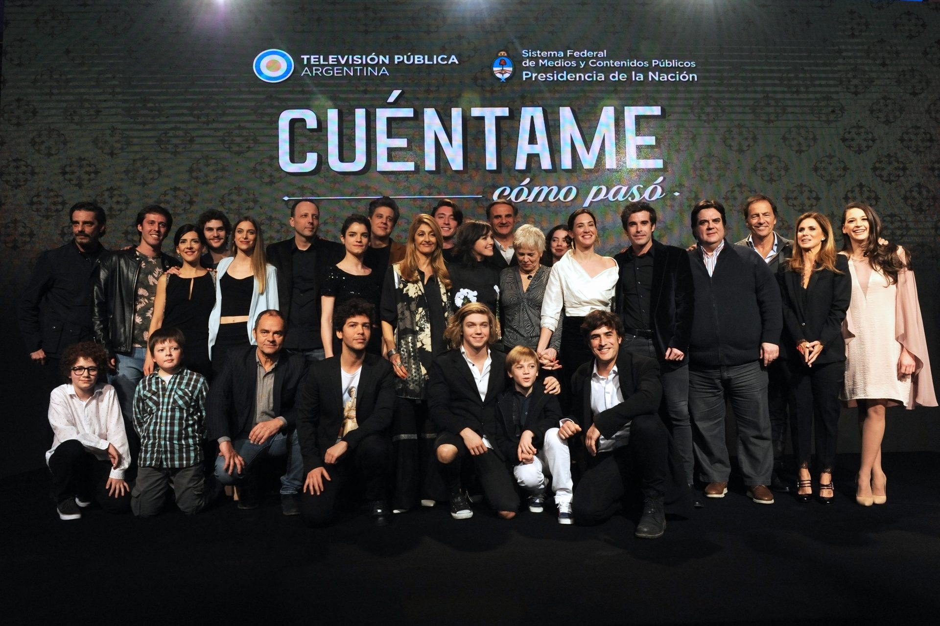 La TV pública presentó «cuéntame como pasó» con Nicolás Cabré y Malena Solda