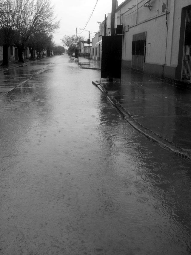 Calle inundada debido a boca de tormenta obstruida