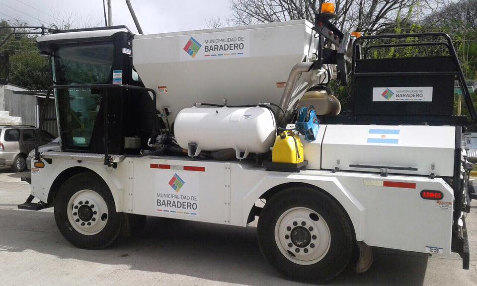 El municipio incorporó una máquina para bacheos