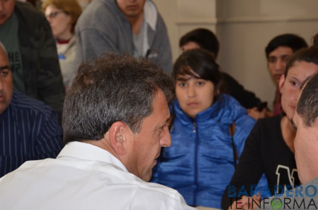 Massa atendió a mujeres que ocuparon el terreno cerca del Barrio Igualdad