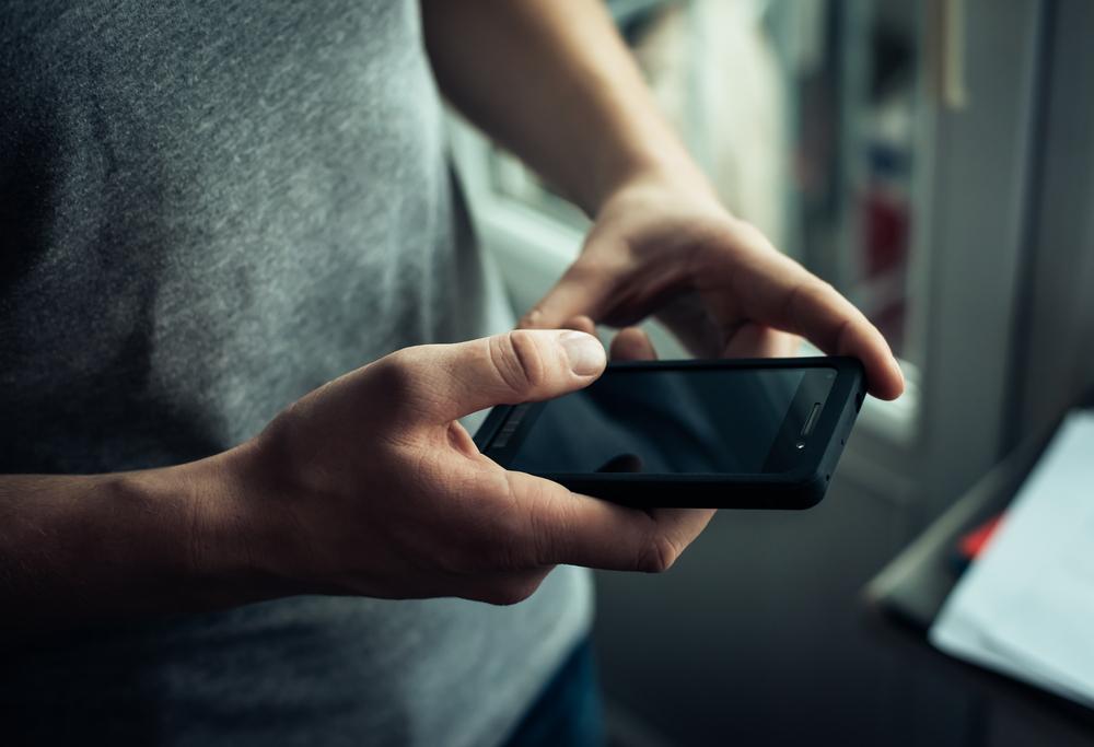 Golpean a un adolescente y le roban el celular