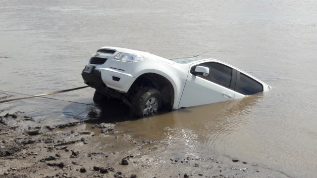 Se cayó una camioneta al río