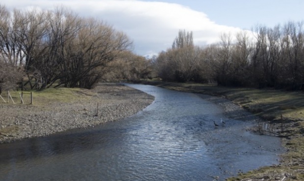 Hallan un cuerpo sin vida en el río Chubut